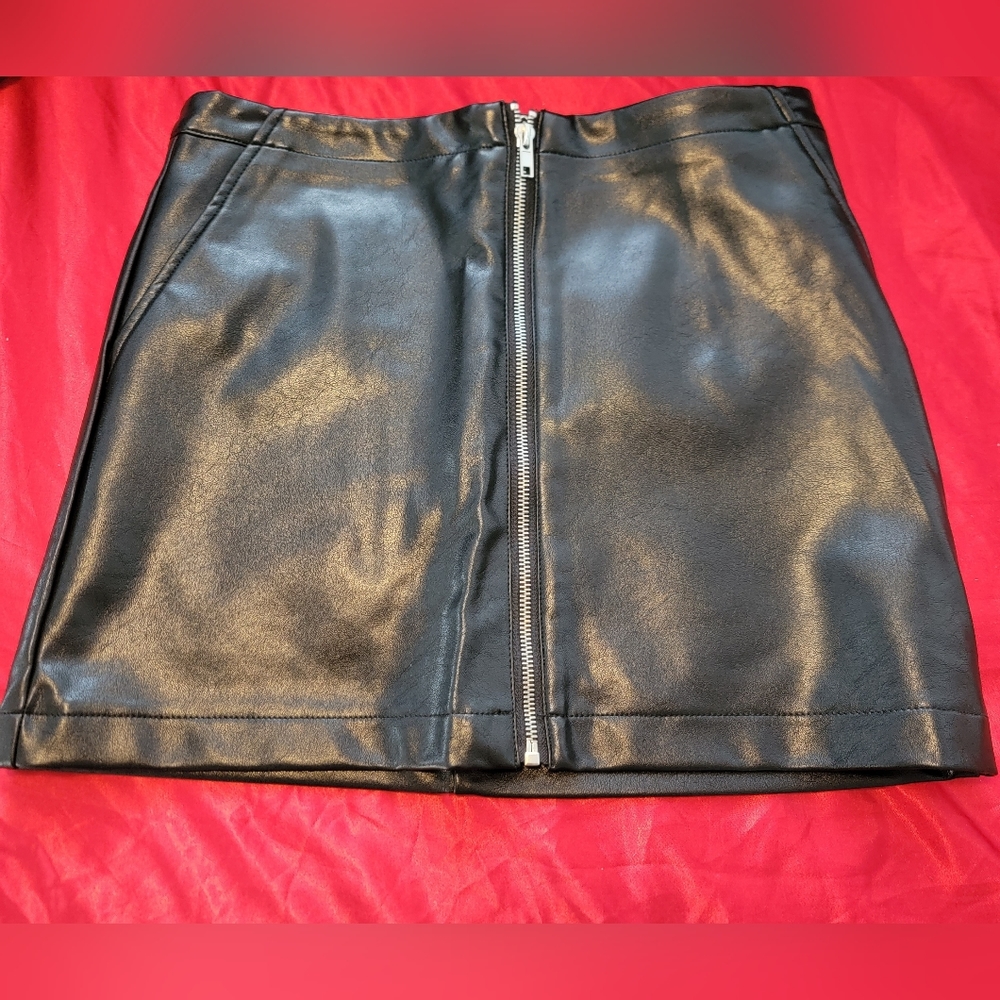 BLACK SKIRT